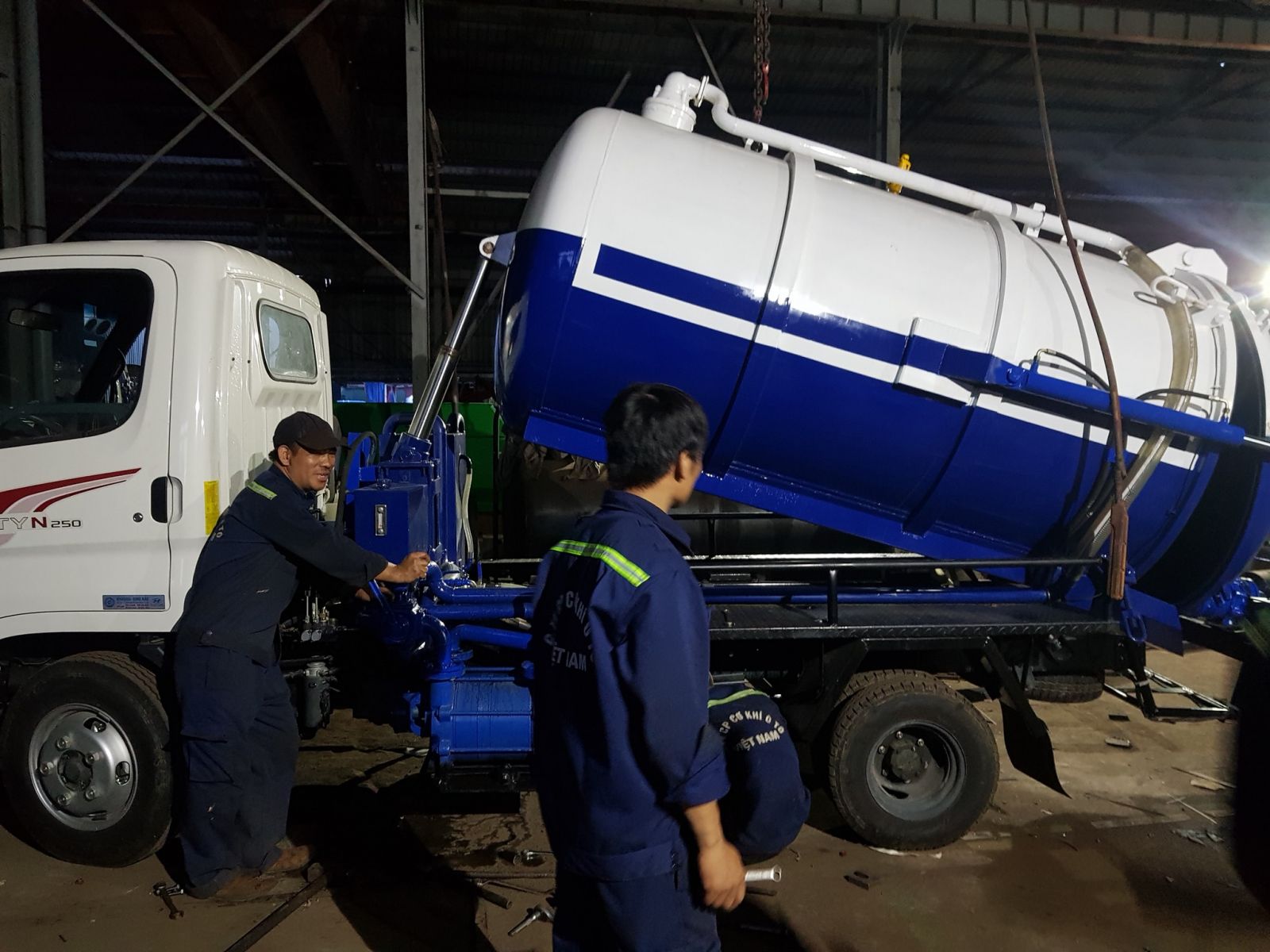 Hút hầm cầu Vạn Phát định kỳ là vô cùng cần thiết để bảo vệ không gian sống của bạn luôn sạch sẽ, an toàn