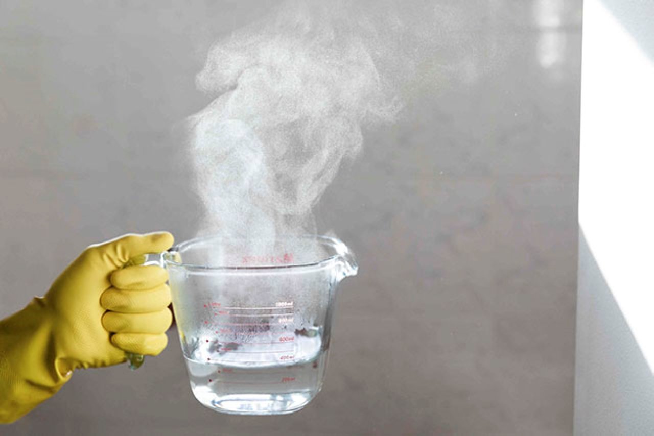Cách khử mùi hôi cống bằng nước sôi