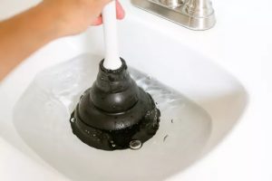 Cách thông bồn cầu bằng pittong hiệu quả 100%