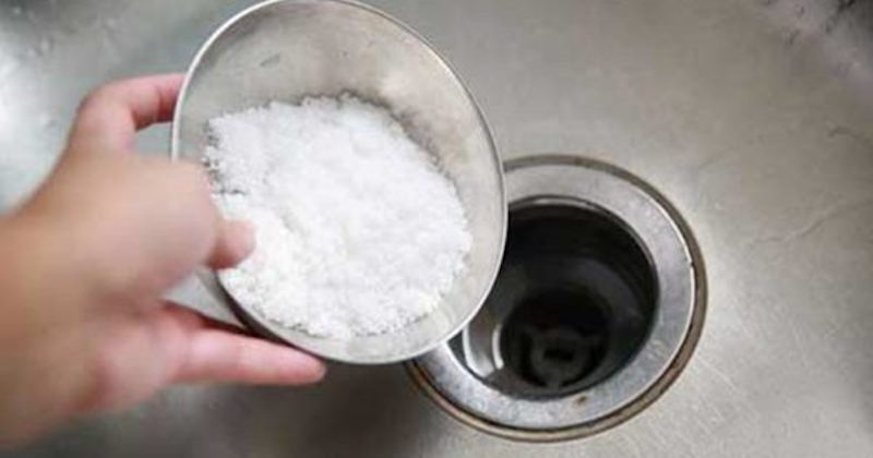 Vì sao nên chọn cách thông cống bằng muối?