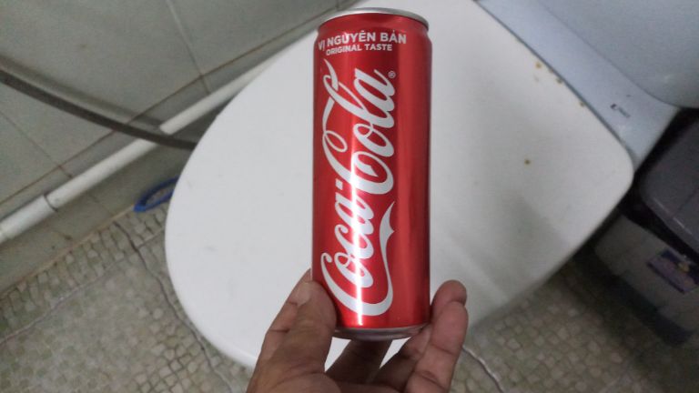 Khi nào nên và không nên dùng Coca Cola để thông cống?