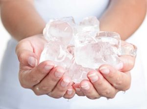 Vì sao thông tắc bồn cầu nghẹt bằng đá lạnh lại hiệu quả