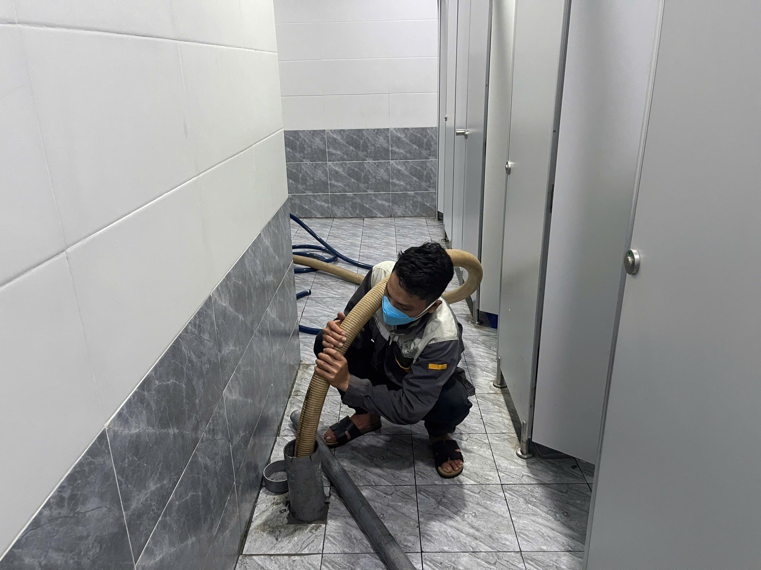 Hút hầm cầu tại xã Long Sơn khu vực khu công nghiệp với thiết bị chuyên dụng Hút hầm cầu tại xã Long Sơn khu vực khu công nghiệp với thiết bị chuyên dụng