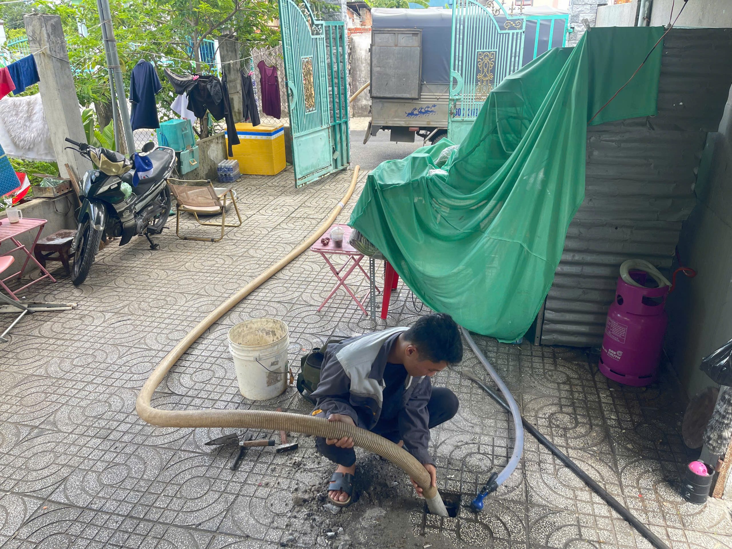 Dịch vụ hút hầm cầu tại xã Long Sơn đang xử lý đường ống thoát thải tại nhà Dịch vụ hút hầm cầu tại xã Long Sơn đang xử lý đường ống thoát thải tại nhà