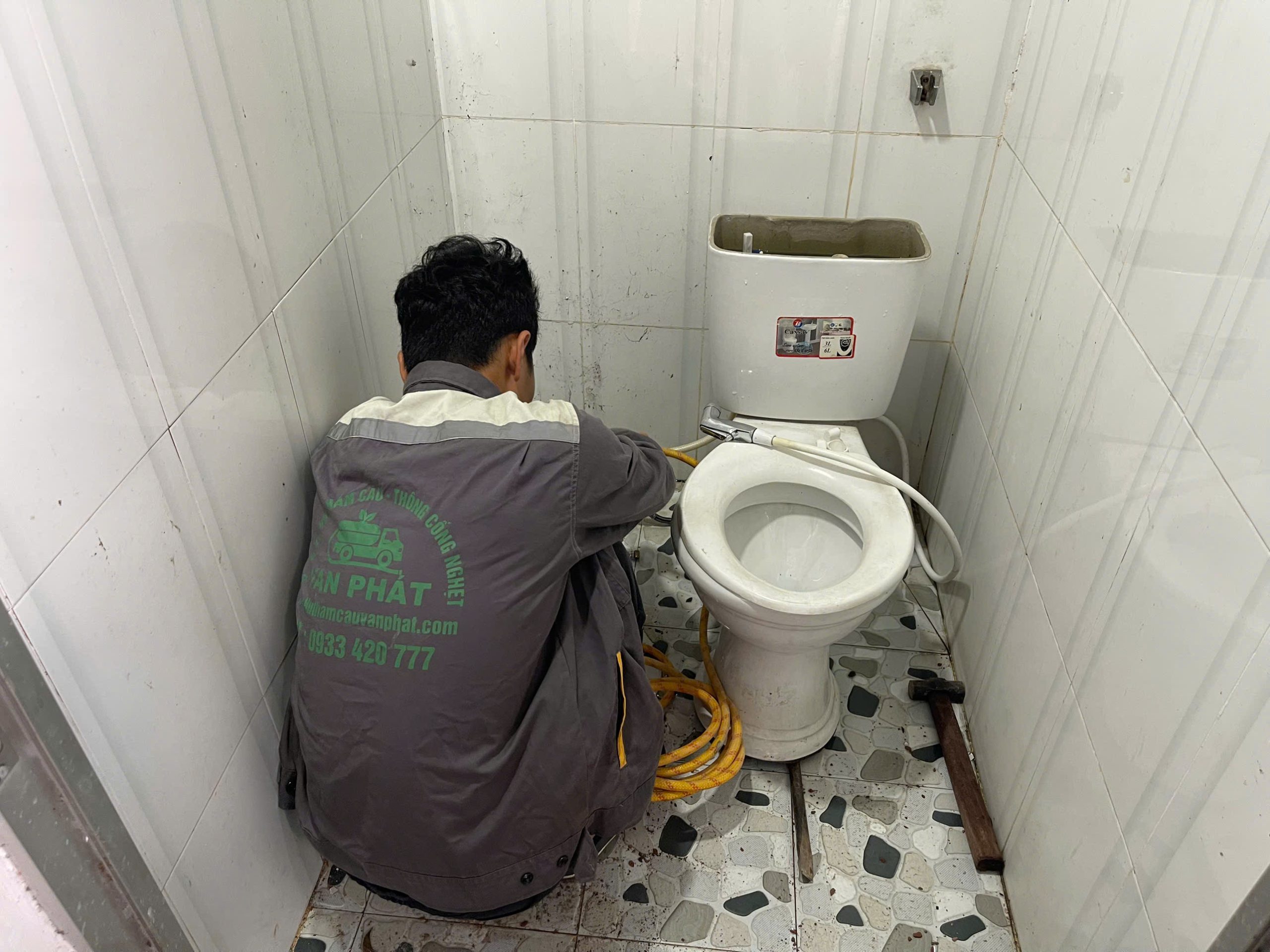 Kỹ thuật viên Vạn Phát xử lý hầm cầu trong nhà vệ sinh Kỹ thuật viên Vạn Phát xử lý hầm cầu trong nhà vệ sinh