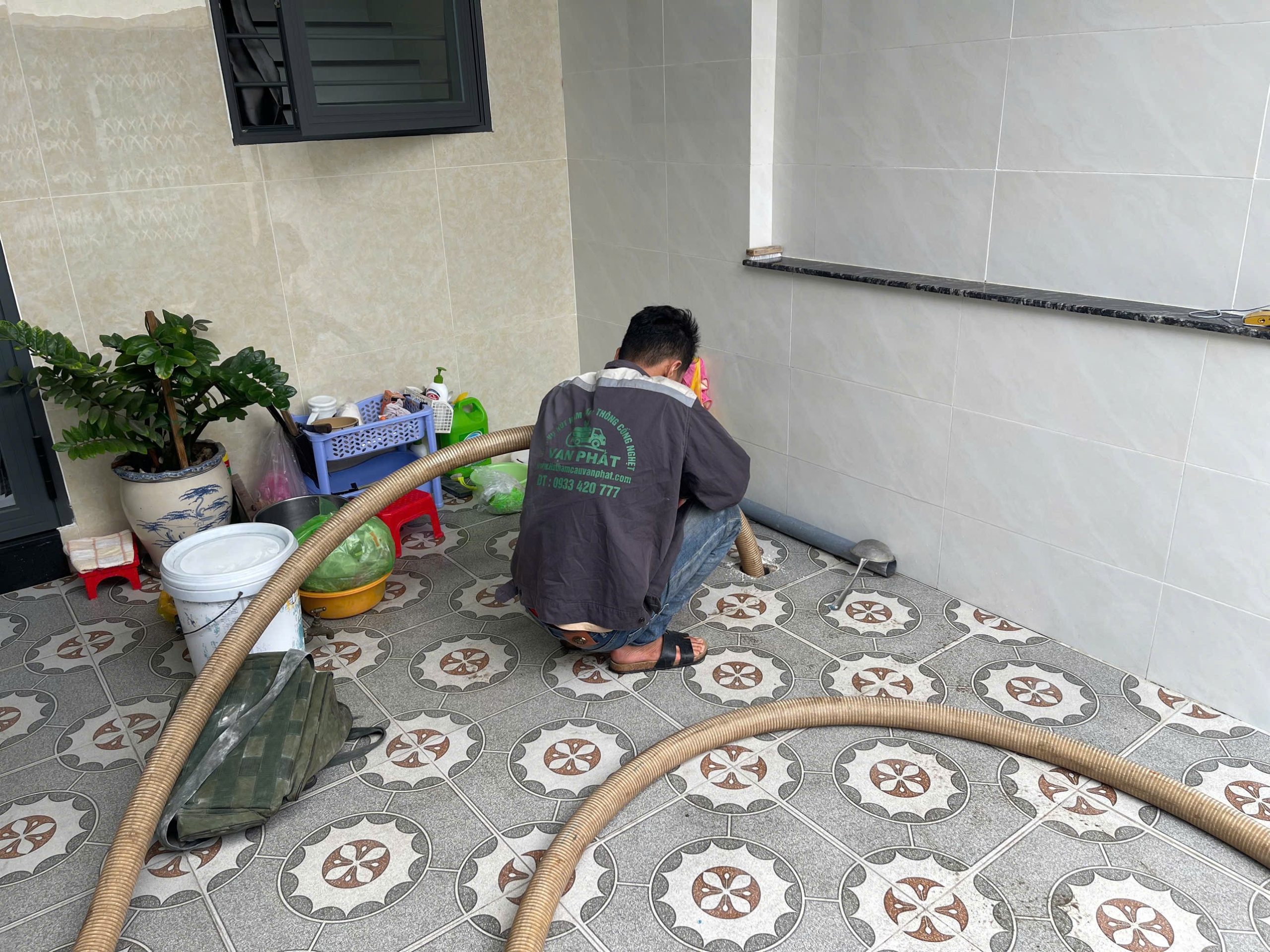 Nhân viên Vạn Phát hút hầm cầu tại nhà dân thực tế Nhân viên Vạn Phát hút hầm cầu tại nhà dân thực tế