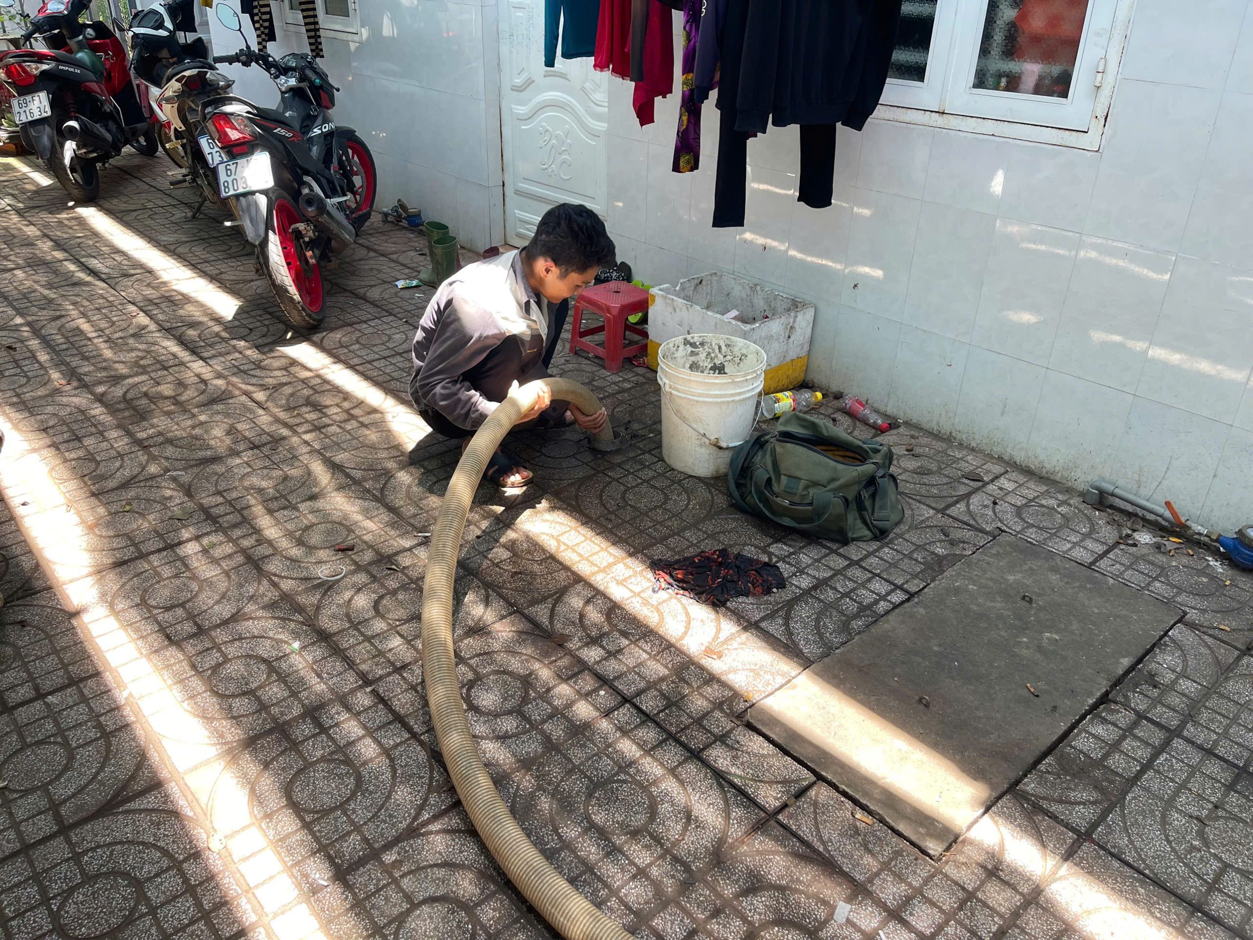 Nhân viên Vạn Phát thực hiện hút hầm cầu tại công trình dân dụng Nhân viên Vạn Phát thực hiện hút hầm cầu tại công trình dân dụng