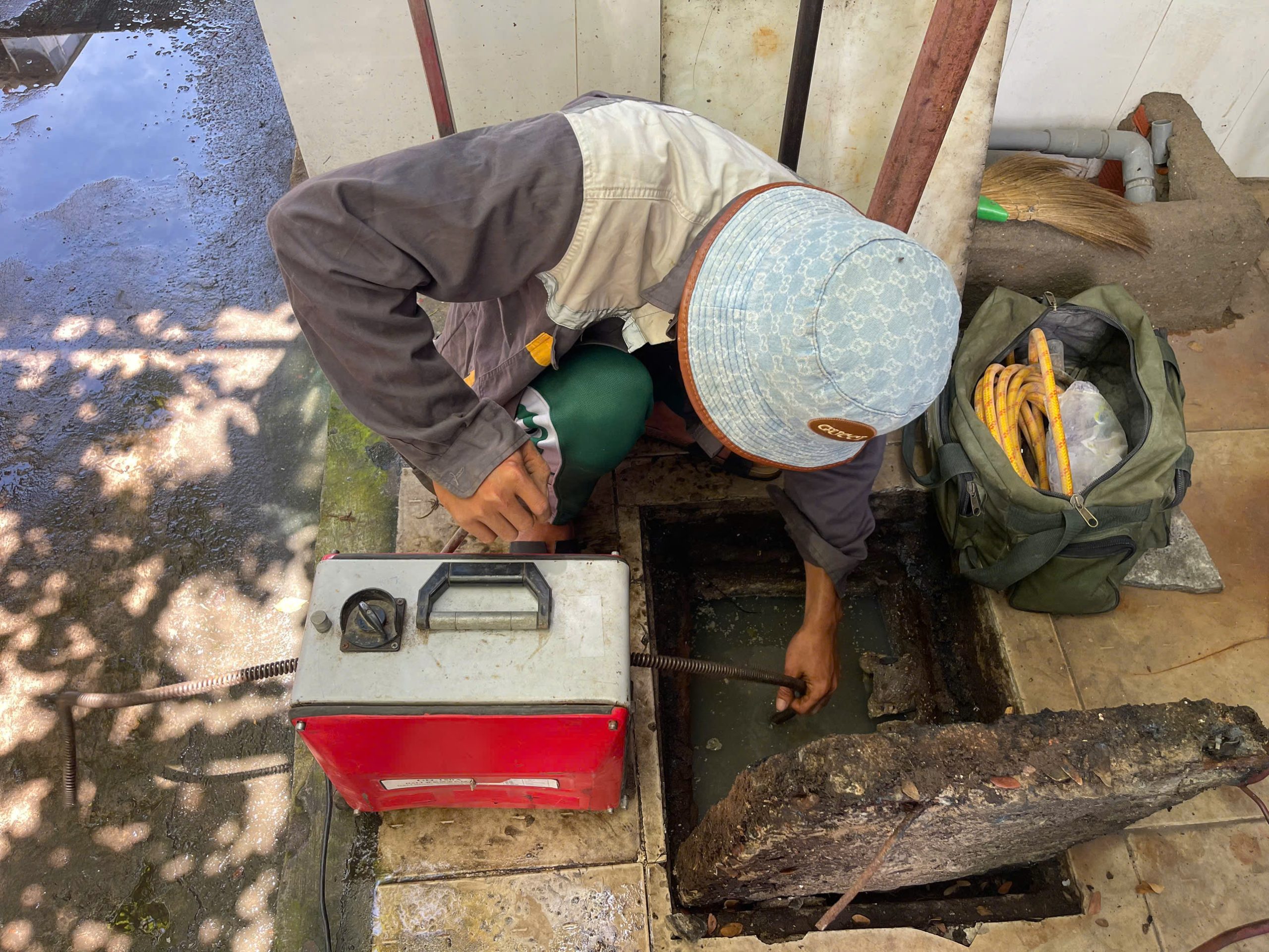 Kỹ thuật viên Vạn Phát thực hiện kiểm tra hố ga và xử lý tình trạng tắc nghẽn thực tế. Kỹ thuật viên Vạn Phát thực hiện kiểm tra hố ga và xử lý tình trạng tắc nghẽn thực tế.