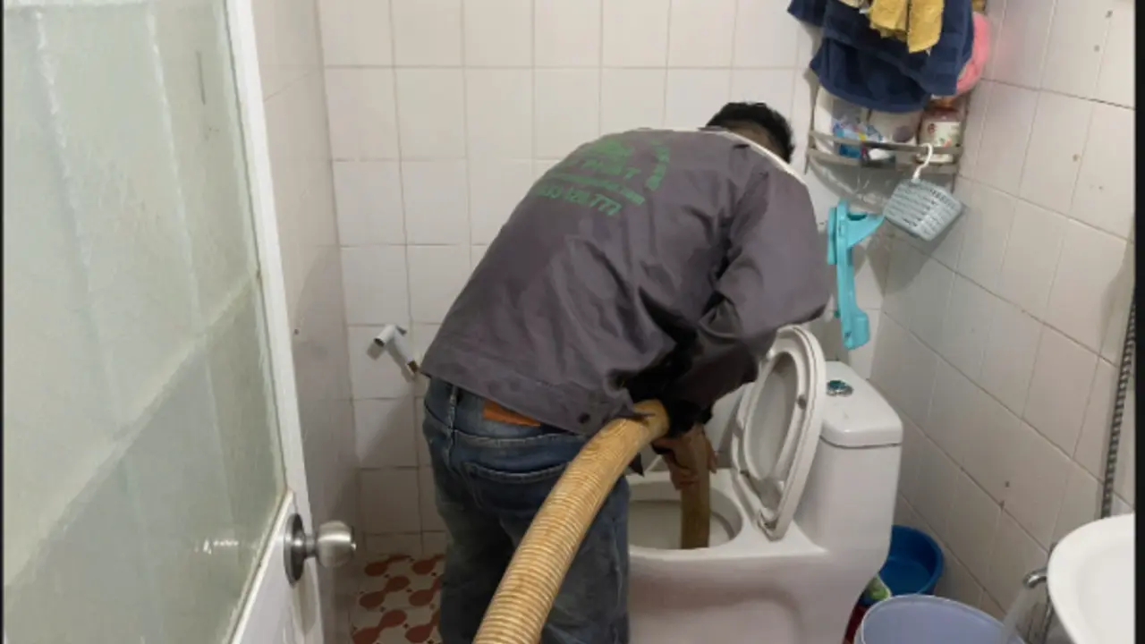 Hình ảnh kỹ thuật viên kiểm tra và kết nối ống hút tại khu vực bồn cầu. Hình ảnh kỹ thuật viên kiểm tra và kết nối ống hút tại khu vực bồn cầu.