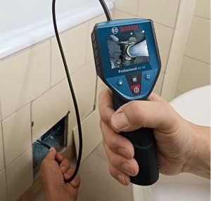 Đầu camera nội soi chiếu sáng LED đang kiểm tra vị trí bít tắc bên trong lòng đường ống cống