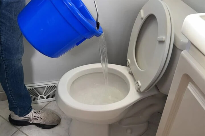 Không tự kết hợp nhiều loại hóa chất khi xử lý bồn cầu hoặc bể phốt.