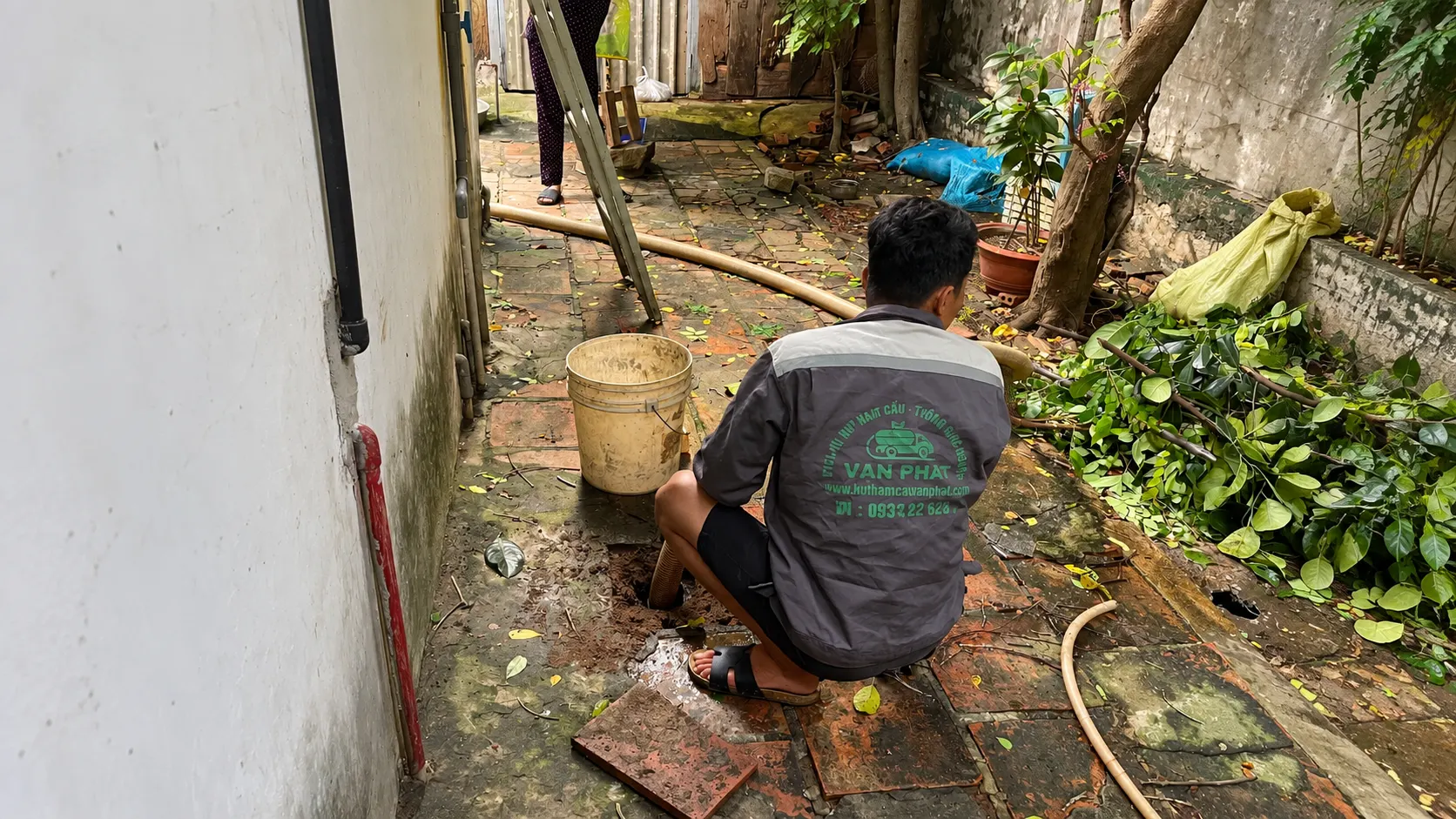 Thao tác thông tắc hầm cầu đúng kỹ thuật bằng dây lò xo xoắn cầm tay Thao tác thông tắc hầm cầu đúng kỹ thuật bằng dây lò xo xoắn cầm tay