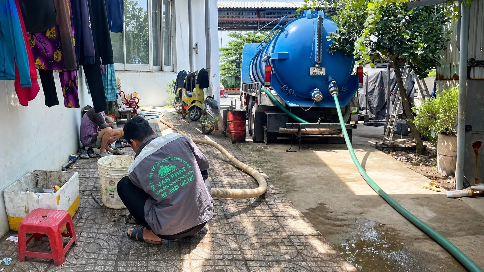 Đội xe hút bồn chân không công nghệ cao Vạn Phát thi công xử lý hầm cầu đầy nặng cho công trình. Đội xe hút bồn chân không công nghệ cao Vạn Phát thi công xử lý hầm cầu đầy nặng cho công trình.