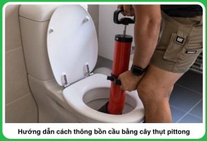Thao tác đẩy kéo cây thụt pittong tạo lực hút bồn cầu