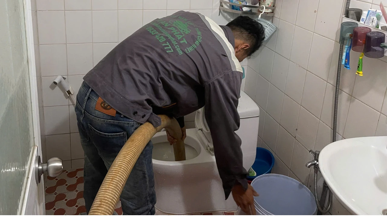 Nhân viên Vạn Phát kiểm tra và tư vấn thời điểm cần hút hầm cầu tại Bà Rịa Vũng Tàu