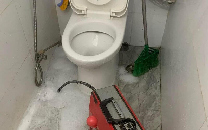 Kiểm tra phạm vi sự cố trước giúp tránh xử lý nhầm giữa tắc bồn cầu và vấn đề của hầm cầu. Kiểm tra phạm vi sự cố trước giúp tránh xử lý nhầm giữa tắc bồn cầu và vấn đề của hầm cầu.