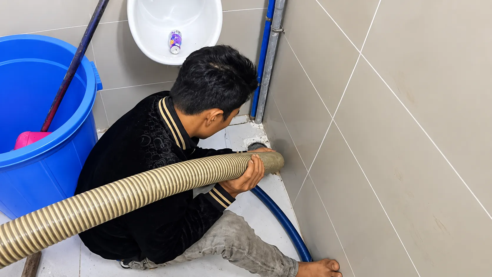 Đội ngũ đang hút hầm cầu tại khu công nghiệp Đội ngũ đang hút hầm cầu tại khu công nghiệp