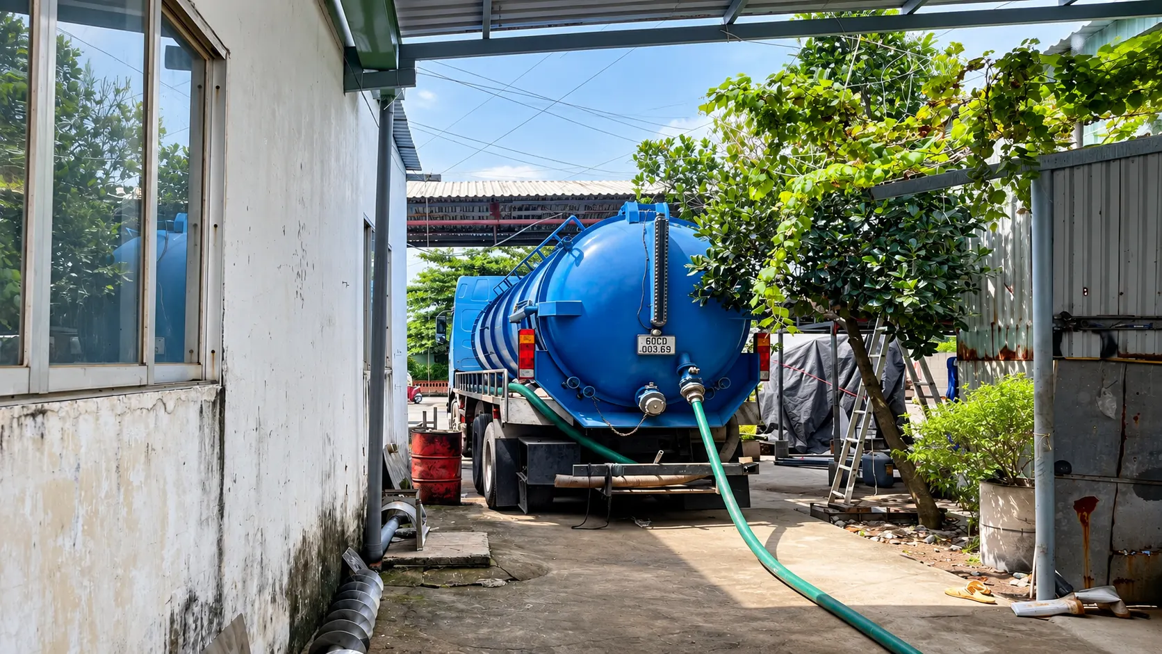 Đội xe bồn hút hầm cầu chuyên dụng Vạn Phát xếp hàng chuẩn bị ra quân tại địa bàn tỉnh Tiền Giang. Đội xe bồn hút hầm cầu chuyên dụng Vạn Phát xếp hàng chuẩn bị ra quân tại địa bàn tỉnh Tiền Giang.