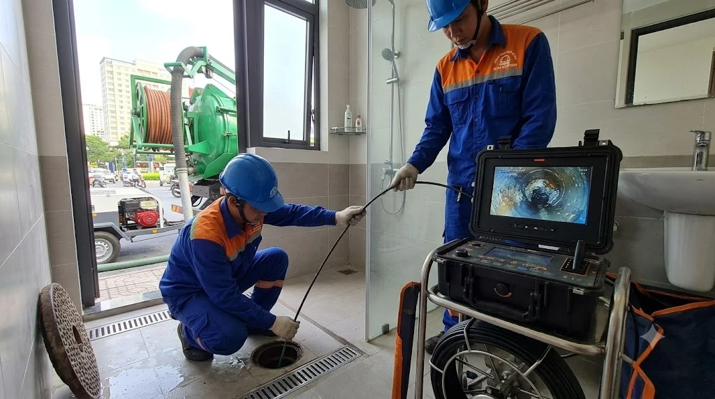 kỹ thuật viên dùng máy soi camera nội soi để xác định chính xác vị trí tắc nghẽn trong đường ống kỹ thuật viên dùng máy soi camera nội soi để xác định chính xác vị trí tắc nghẽn trong đường ống
